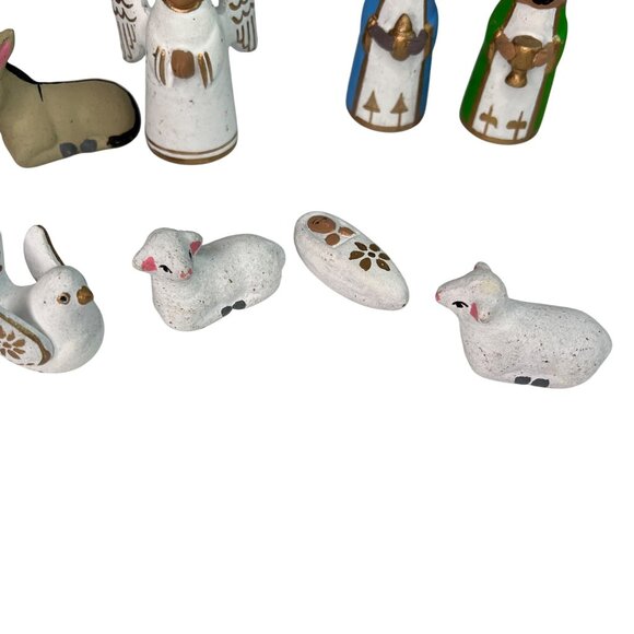 Hand-Painted Ceramic Nativity Set With 12 Pieces - Picture 9 of 13